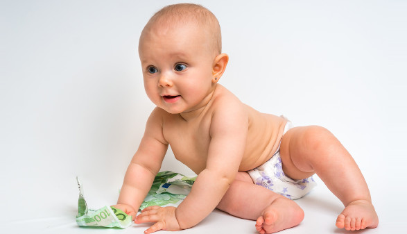 Baby mit Geldscheinen