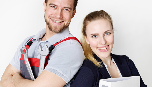 Zwei junge Menschen in Arbeitskleidung